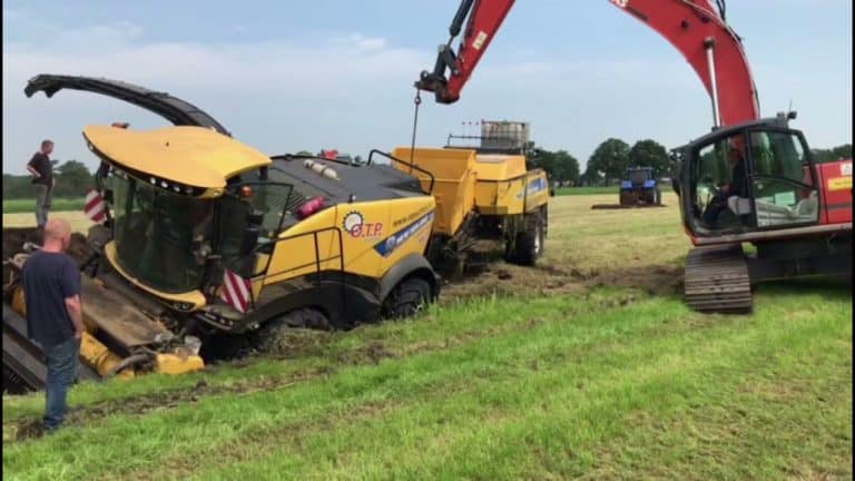 New holland pakkenpers | Vast in de sloot!