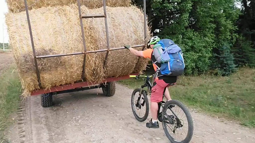 Ronde balen vallen van de wagen… Dit ging maar net goed