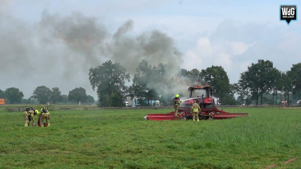 Trekker vat vlam tijdens maai werkzaamheden