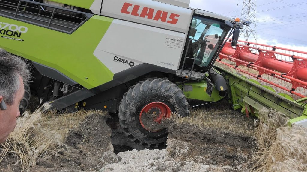 Frankrijk | Claas combine vastgereden in een sinkhole