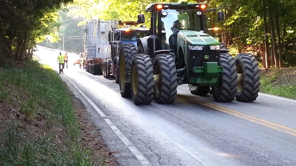 De heuvel op, een nachtmerrie voor de trucker. Boer met dikke John Deere helpt een handje !