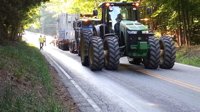 De heuvel op, een nachtmerrie voor de trucker. Boer met dikke John Deere helpt een handje !
