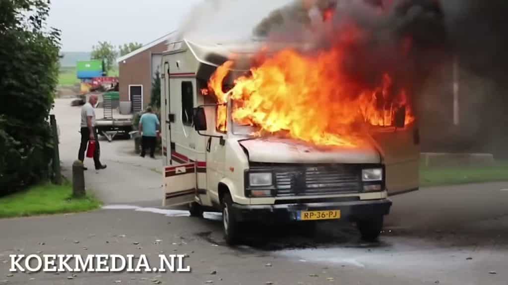 Camper, die bij een loonbedrijf gestald stond, vliegt in brand