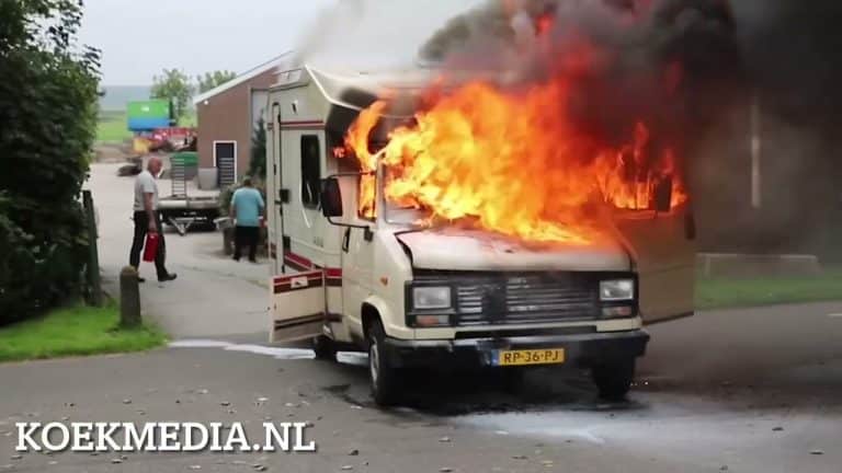 Camper, die bij een loonbedrijf gestald stond, vliegt in brand