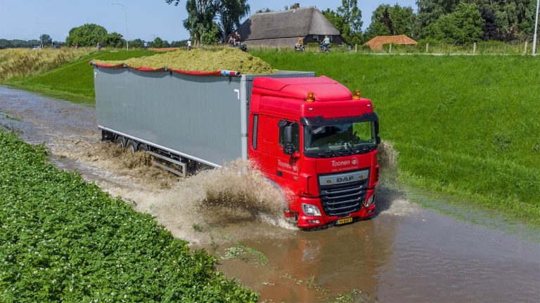 Deel 2 van de overstroming van de maas | Maishakselen | New holland trekkers | Daf truck