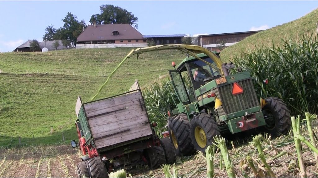 Flink ploeteren door de mais in de bergen | 2021 Johnd deere 5730