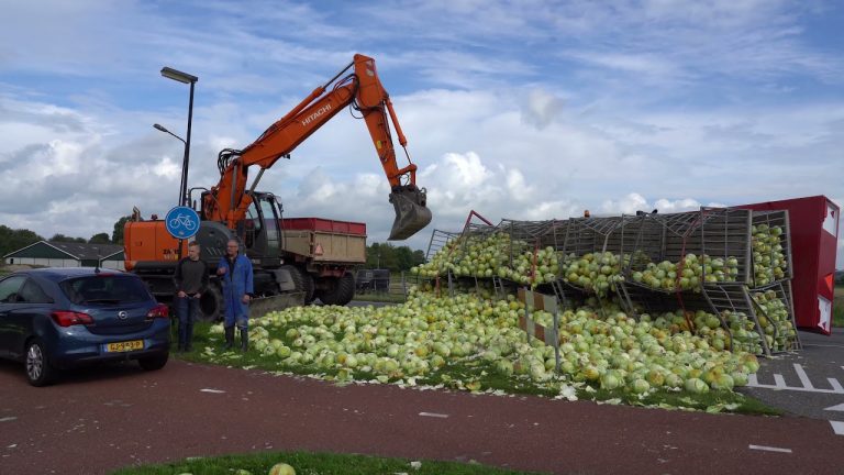 Trekker met aanhanger kantelt in Heerhugowaard en verliest lading witte kool