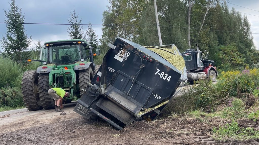 Truck met een vracht mais heeft zich goed vastgereden! Amerika