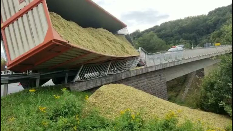 Silagewagen geladen met mais is gekanteld in de Eifel | Duitsland