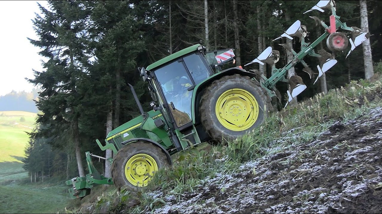 Ploegen Op De Steile Helling Met Een John Deere Agrifans