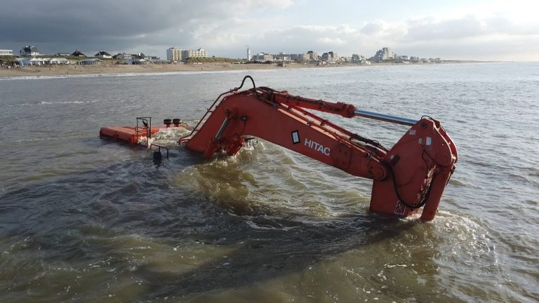 Een graafmachine is voor de kust van Noordwijk vastgelopen in zee en onder water komen staan