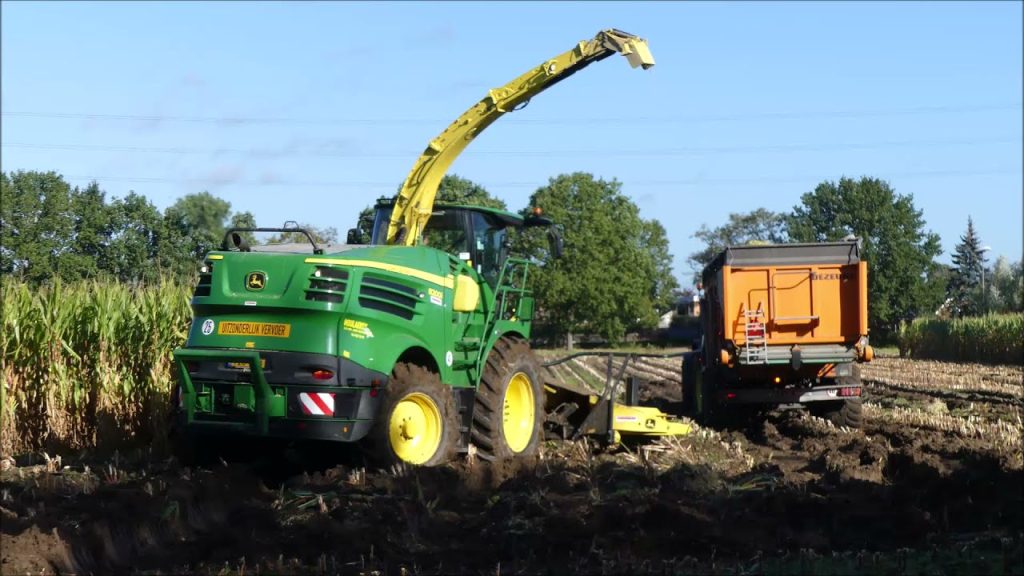 Modderen in de mais 2021 in natte omstandigheden | John Deere 8200