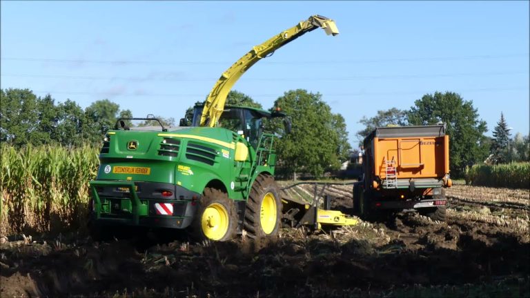 Modderen in de mais 2021 in natte omstandigheden | John Deere 8200