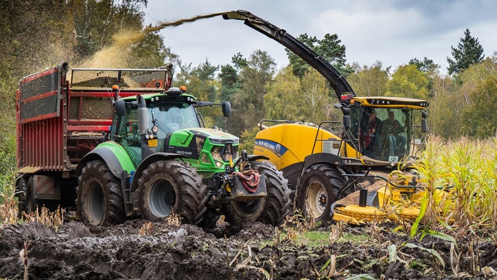 Modderen in de mais in Duitsland 2021 door loonbedrijf Postel