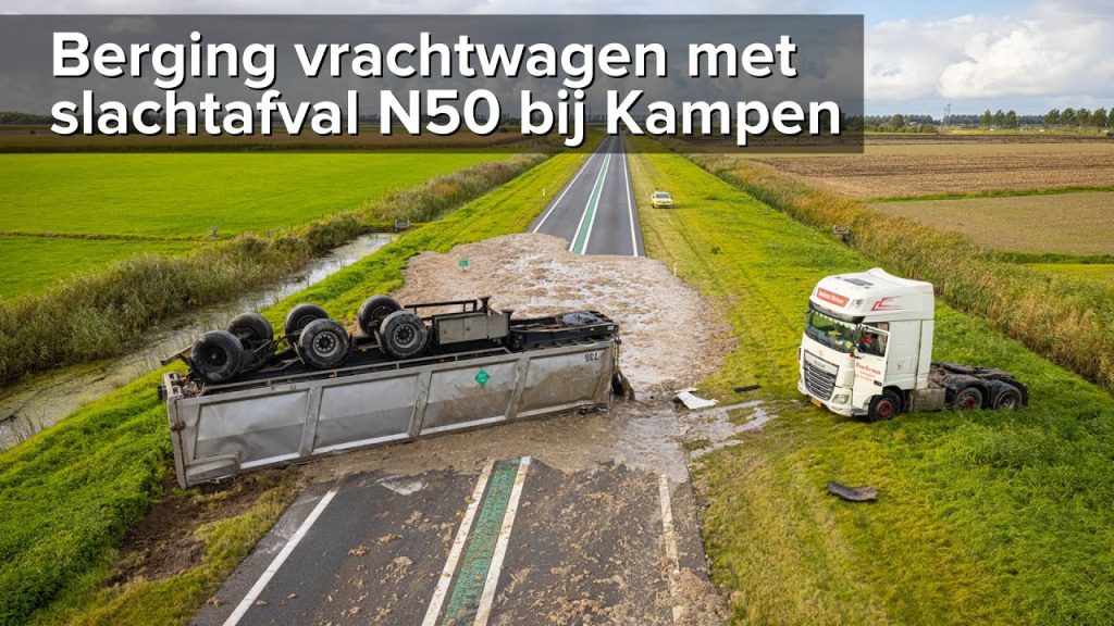 Berging gekantelde vrachtwagen met slachtafval op de N50 bij Kampen