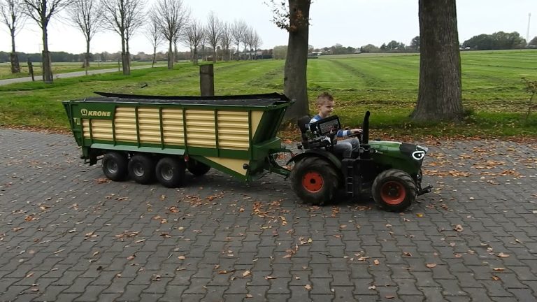 Grasoogst met de mini Fendt 1050 en Krone TX560!