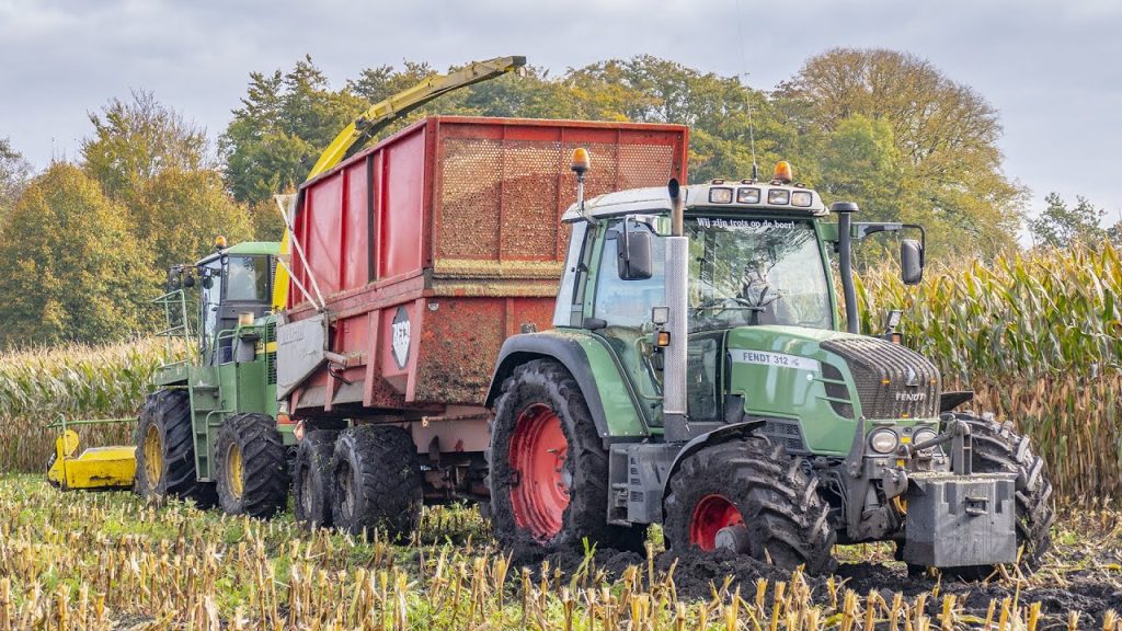 Mais hakselen 2021 op natte grond met een John Deere 6850 van Bloemendal uit Elspeet.