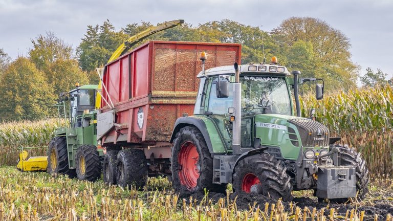 Mais hakselen 2021 op natte grond met een John Deere 6850 van Bloemendal uit Elspeet.