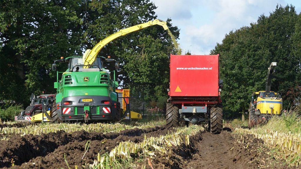 Modderen in de mais in Renswoude | 2021 | John Deere 8300i