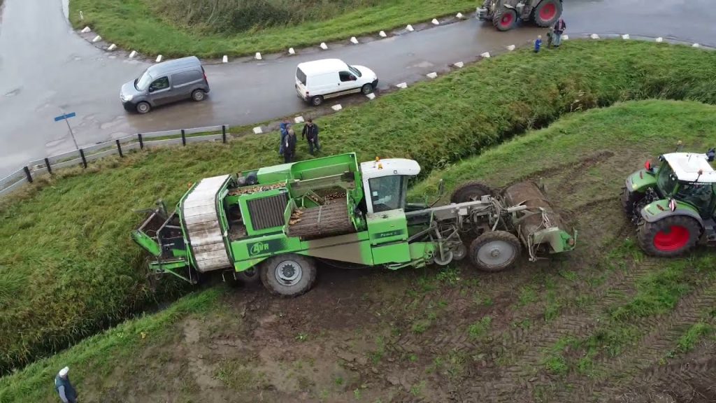 AVR aardappelrooier in de sloot | Aardig karwei om eruit te krijgen!