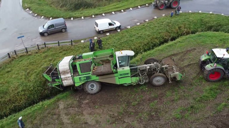 AVR aardappelrooier in de sloot | Aardig karwei om eruit te krijgen!