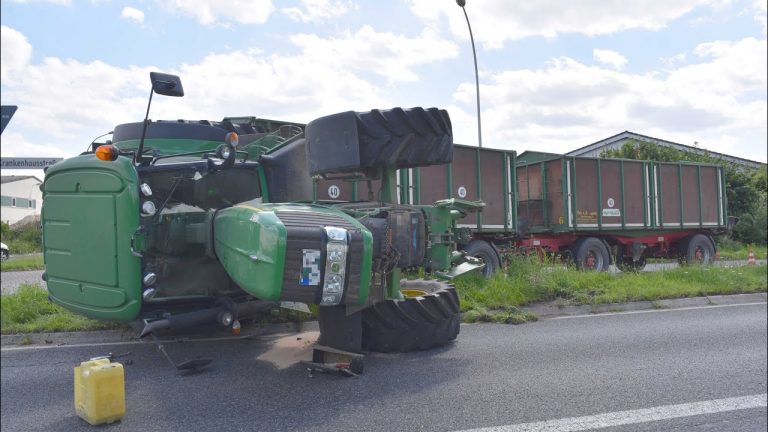 Berging van een gekantelde John Deere met 2 aanhangers in Duitsland