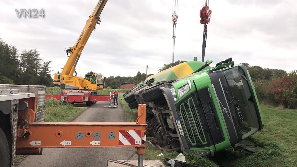 Bulkwagen met veevoer gekanteld op een smalle weg | En nu nog maar eens rechtop proberen te krijgen….