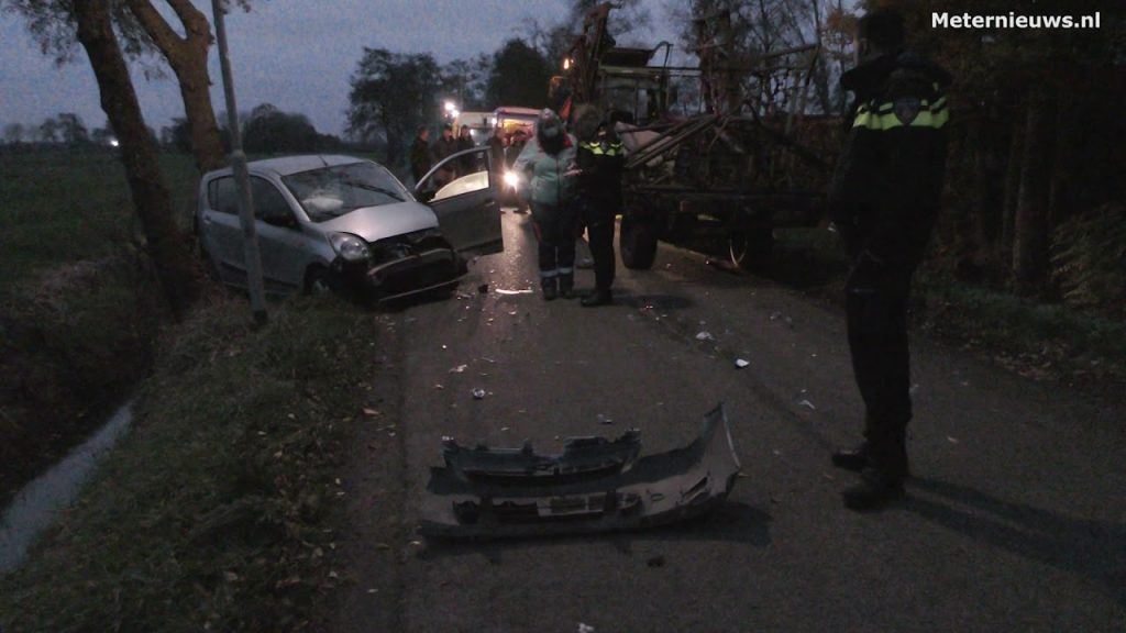 Op de Eesterweg in Doezum zijn een auto en een tractor met elkaar in botsing gekomen. | Meternieuws