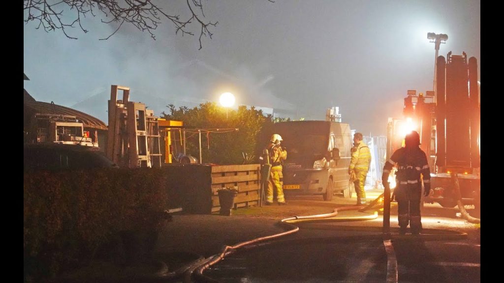 Een zeer grote brand bij een loonbedrijf Dunnink heeft zaterdagavond veel schade aangericht.