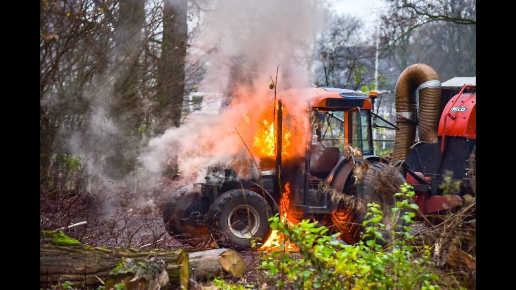Tractor vliegt in brand langs Ringbaan-West in Tilburg
