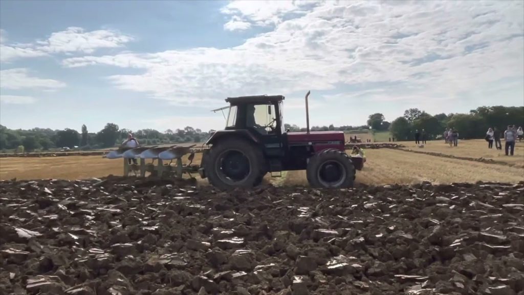 Ploegen met een Case 1056 XL met open pijp