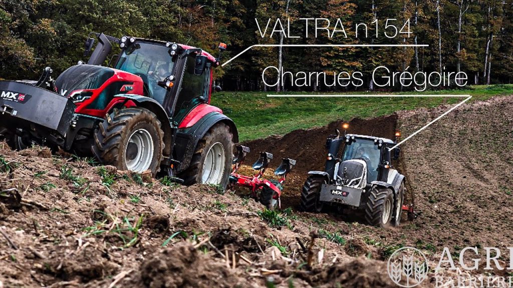Ploegen op een steile helling in Frankrijk, met 2 x VALTRA T 154