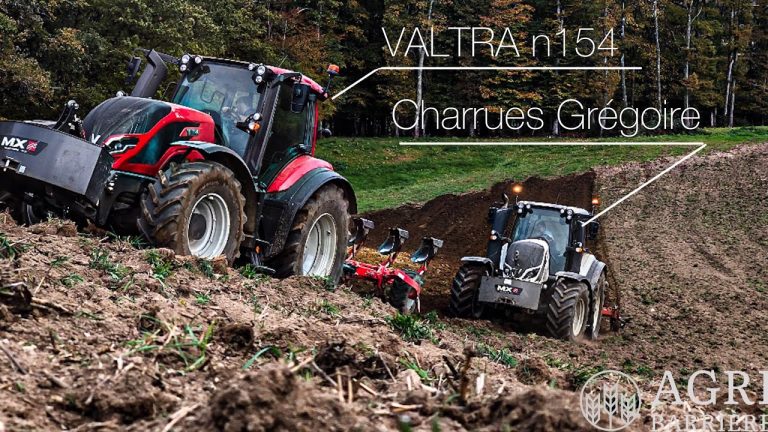 Ploegen op een steile helling in Frankrijk, met 2 x VALTRA T 154