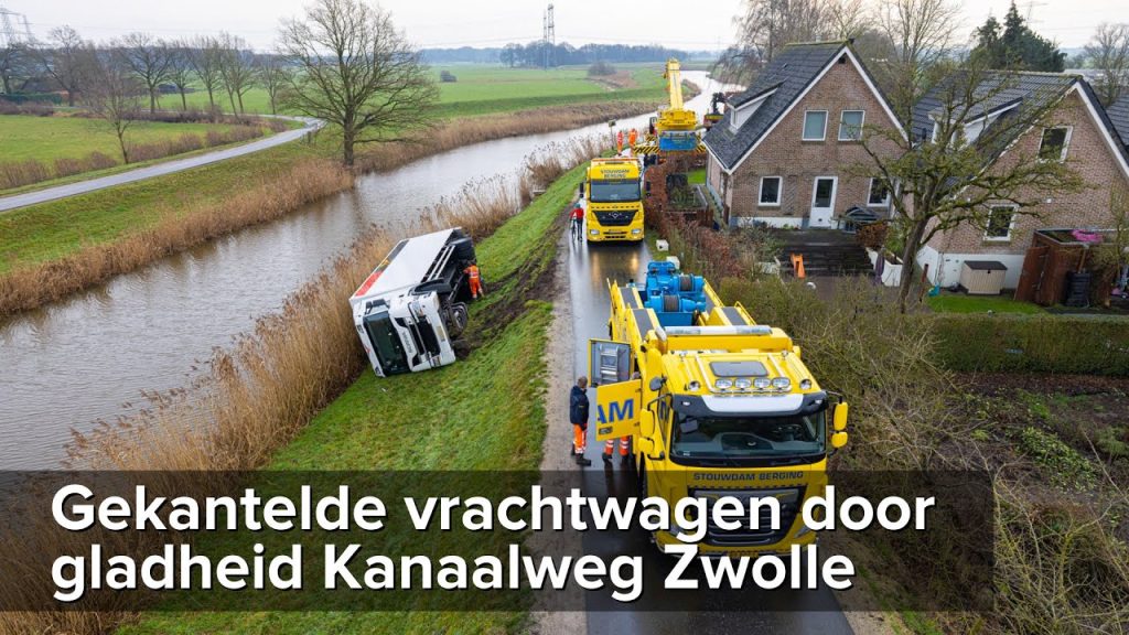 Berging gekantelde vrachtwagen.. Op de Kanaalweg even buiten Zwolle is zaterdagochtend rond half zeven een vrachtwagenchauffeur van de weg geraakt door gladheid