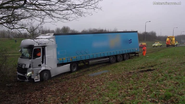 Vrachtwagen van de A28 bij Hoogeveen. Op de afslag rechtdoor doorgeschoten