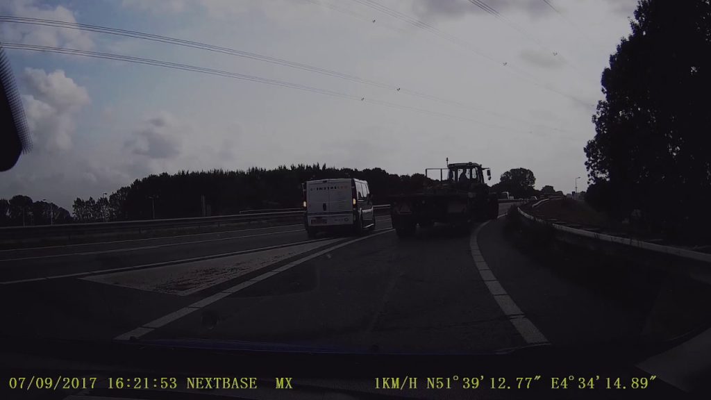 Trekker ziet pas erg laat dat ie de snelweg op rijdt