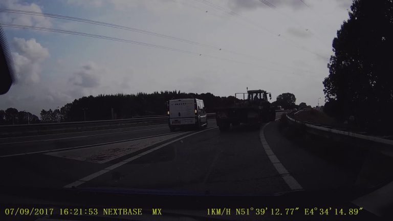 Trekker ziet pas erg laat dat ie de snelweg op rijdt
