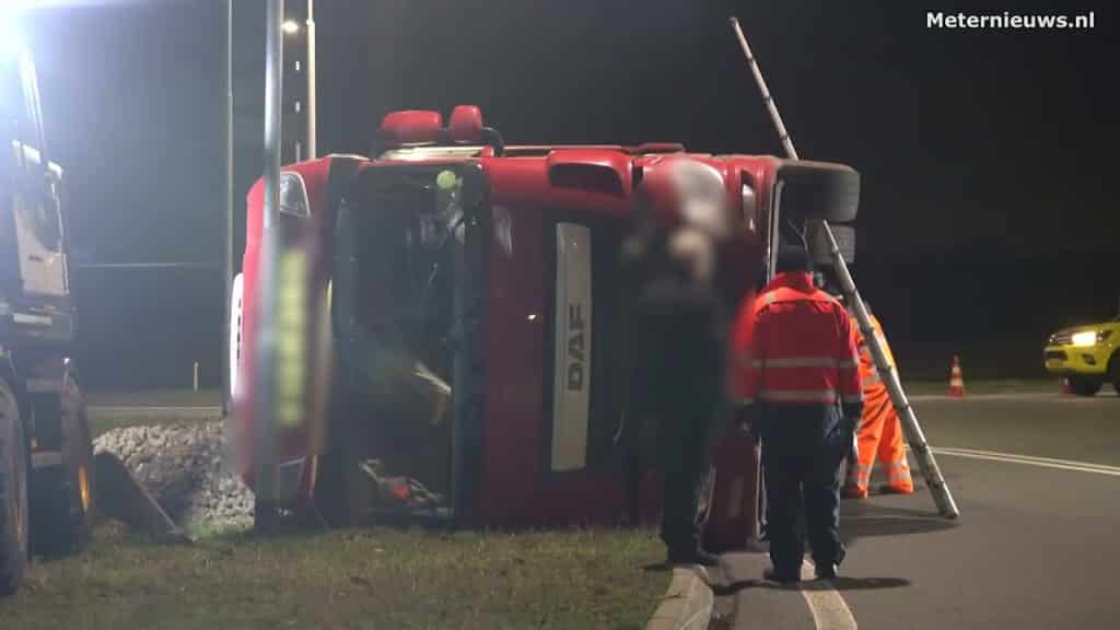 Daar ligt je dan, vrachtwagen met aardappelen gekanteld in het Groningse Veendam op de afrit van de N333