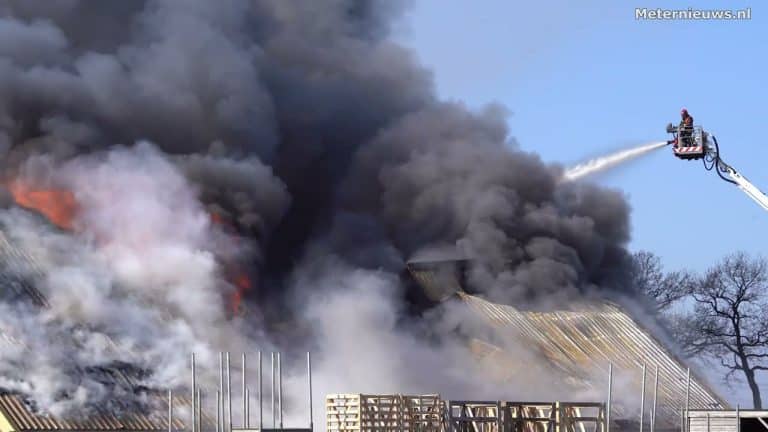 Grote brand in boerderijschuur in Westerlee | De schuur moet als verloren worden beschouwd