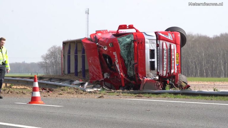 Vrachtwagen op de kant op de A28 in Zuidwolde | Bestuurder gewond naar het ziekenhuis