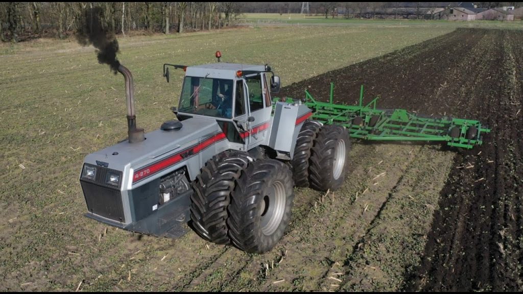 Brute Amerikaan! | White Field Boss 4-270 met 12m John Deere cultivator!
