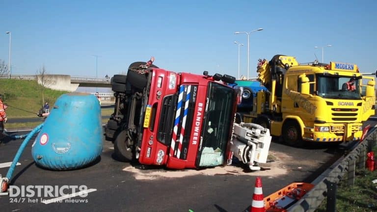 Hoogwerker van de brandweer op z’n zijkant terecht gekomen