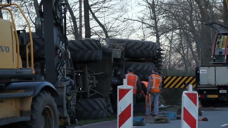 Mestwagen gekanteld na klapband | Claas Xerion