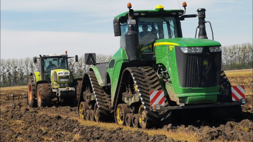 Modderen tijdens cultiveren met een John Deere 9520RX en Claas !