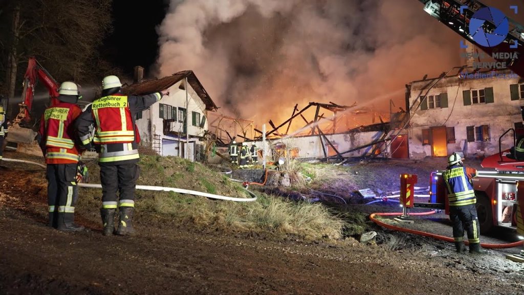 In Duitsland is een grote boerderij in vlammen opgegaan | Bluswater was moeilijk bereikbaar