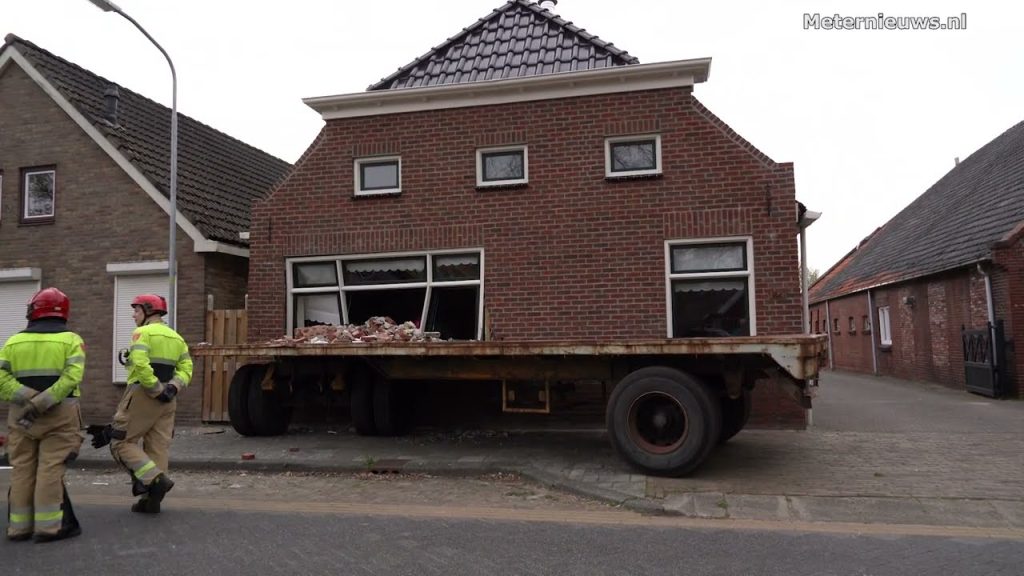 Oude Pekela | Een forse aanhanger van een Deutz trekker is donderdag in de namiddag losgeraakt en een woning binnen gereden.