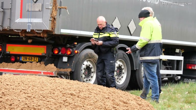 De A28 richting Groningen op knooppunt Hoogeveen is afgesloten. Op die plek is een lading bierborstel op de weg terecht gekomen