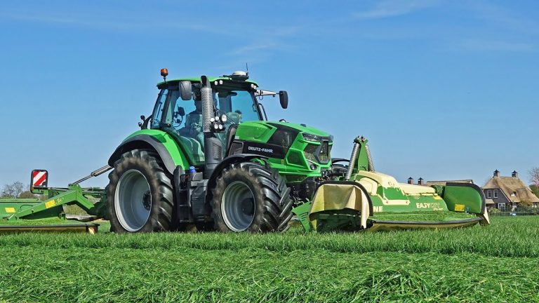 Eerste snede 2022 gras maaien in Renswoude met een Deutz-Fahr Agrotron 6215 TTV en Krone EasyCut triples van melkveehouder V.O.F. Van Heerikhuize in Lunteren.