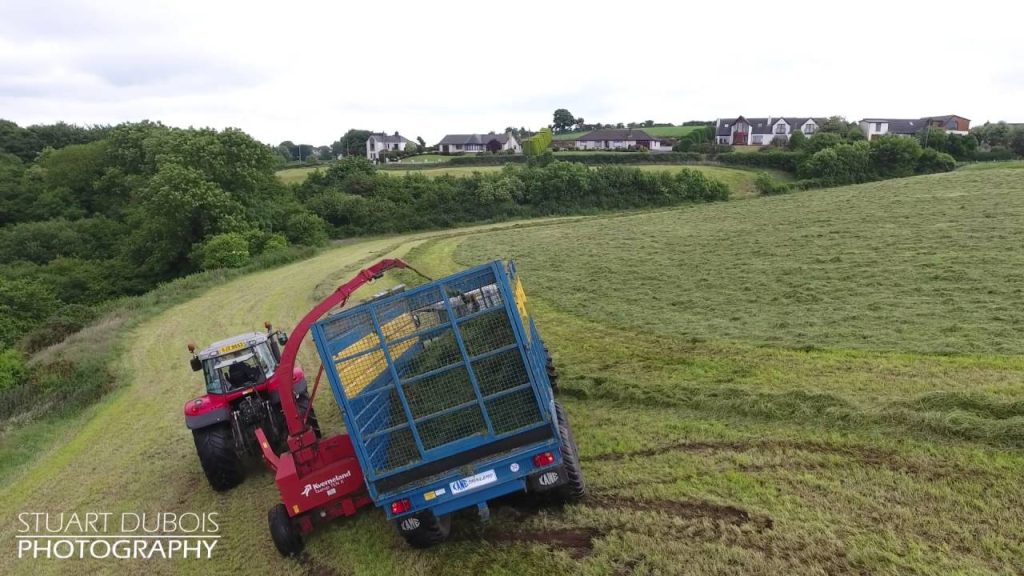 Waarom je niet moet remmen als je op een natte heuvel met gras rijdt!
