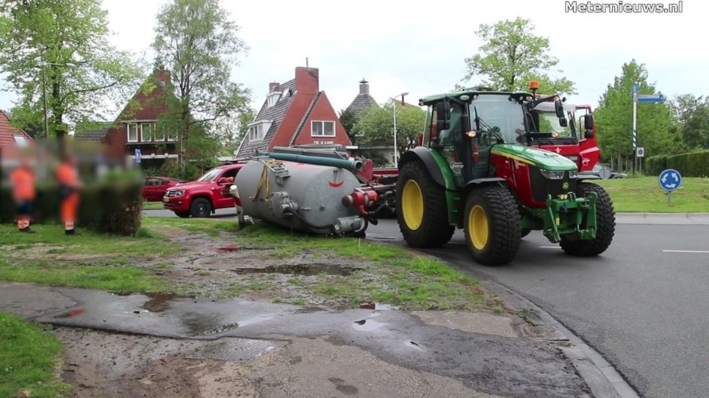 Giertank op de kant in Groningse Haren, op een rotonde is een giertank gekanteld.